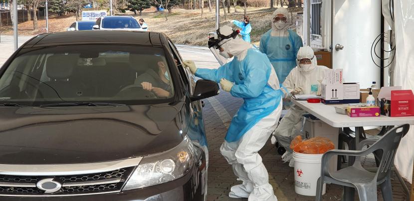 Tes virus corona baru (Covid-19) di klinik drive-thru otomobil, Cheonan, Korea Selatan. Pada Senin (5/4) Korsel hanya melaporkan 47 kasus infeksi virus corona. 