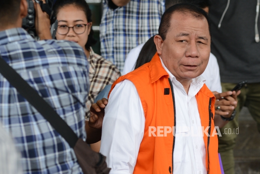  Tesangka mantan Kepala Balai Pelaksana Jalan Nasional (BPJN) IX Maluku dan Maluku Utara Amran HI Mustary berjalan menuju mobil tahanan seusai menjalani pemeriksaan, di Gedung KPK, Jakarta, Senin (5/12). 