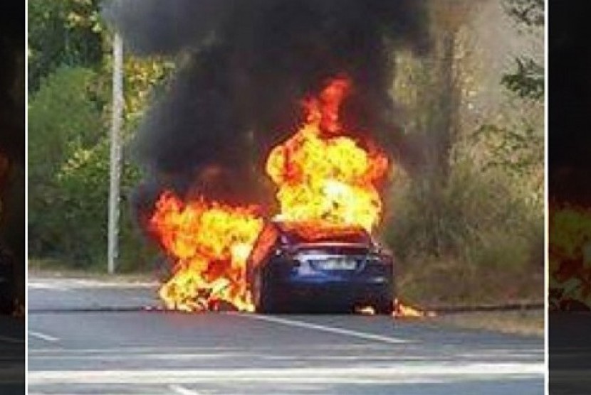  Tesla  Model S Terlihat Terbakar  Saat Uji Coba di Perancis 
