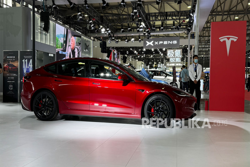 Tesla Model 3 dipamerkan di pameran kendaraan energi baru Shanghai pada bulan Juni 2024. 