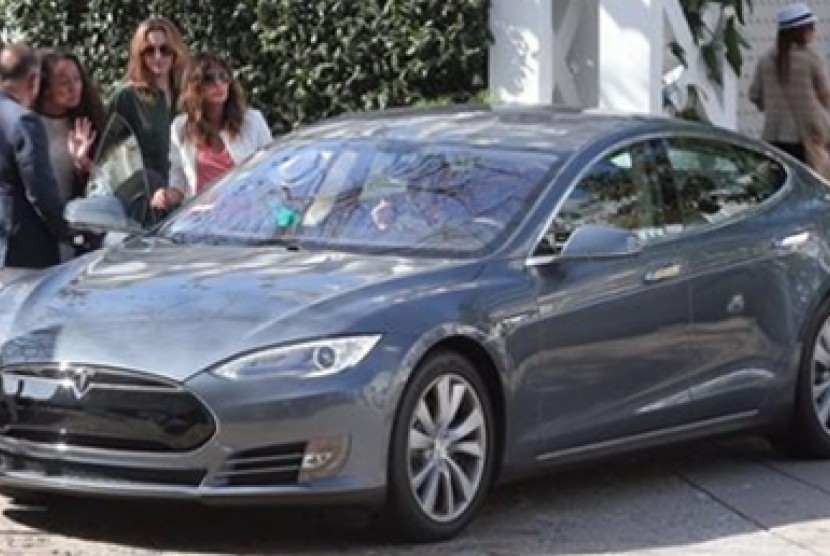 Tesla Model S milik Eva Longoria