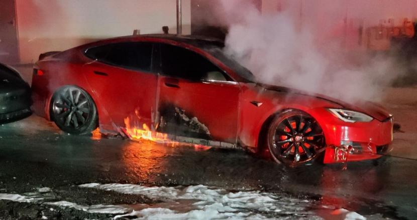 Tesla Model S terbakar. Foto ilustrasi.