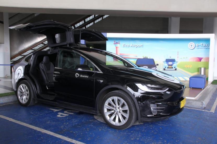  Tesla Model X 75D yang dioperasikan Blue Bird di Bandara Soekarno-Hatta mampu menempuh jarak 340 kilometer hingga 350 kilometer dalam keadaan baterai terisi penuh.