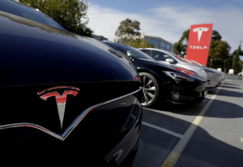Tesla Model X difoto bersama Model S di dealer mobil listrik Tesla di Sydney, Australia, 31 Mei 2017. Foto ilustrasi.