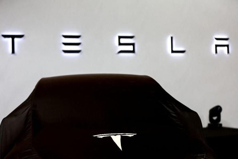 Tesla Model Y ditutupi kain hitam saat acara peluncuran resmi Tesla Thailand di Bangkok, Thailand, 7 Desember 2022.
