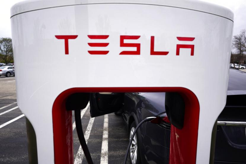 Tesla Supercharger terlihat di tempat parkir plaza perbelanjaan Willow Festival di Northbrook, Illinois, pada 5 Mei 2022. Para pemegang saham Tesla pada Kamis, 4 Agustus 2022 menyetujui pemecahan saham tiga-untuk-satu, sebuah langkah yang akan membuat perusahaan saham lebih mudah diakses oleh investor kecil.