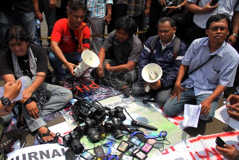  Solidaritas Wartawan Jakarta melakukan aksi keprihatinan di depan gedung Kemenkopolhukam, Jakarta, Rabu (17/10).  (Yasin Habibi)