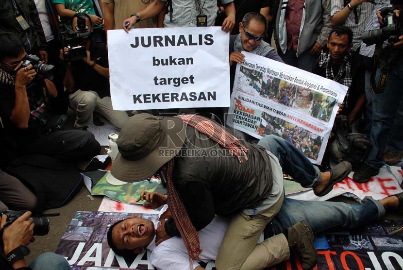  Solidaritas Wartawan Jakarta melakukan aksi keprihatinan di depan gedung Kemenkopolhukam, Jakarta, Rabu (17/10).  (Yasin Habibi)