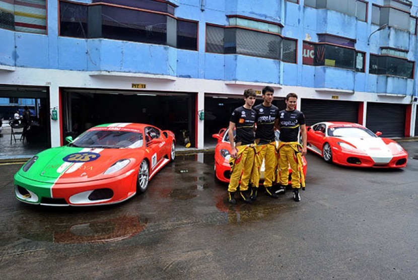 Test Drive (dari kiri) Pembalap F3 Italia Antonio Blomquist (depan),Sean Gelael (Indonesia) dan Tom Blomquist (inggris). berfoto bersama sebelum sesi percobaan mobil Ferrari F430 di Sirkuit Sentul, Bogor, Jawa Barat, Selasa (28/1).