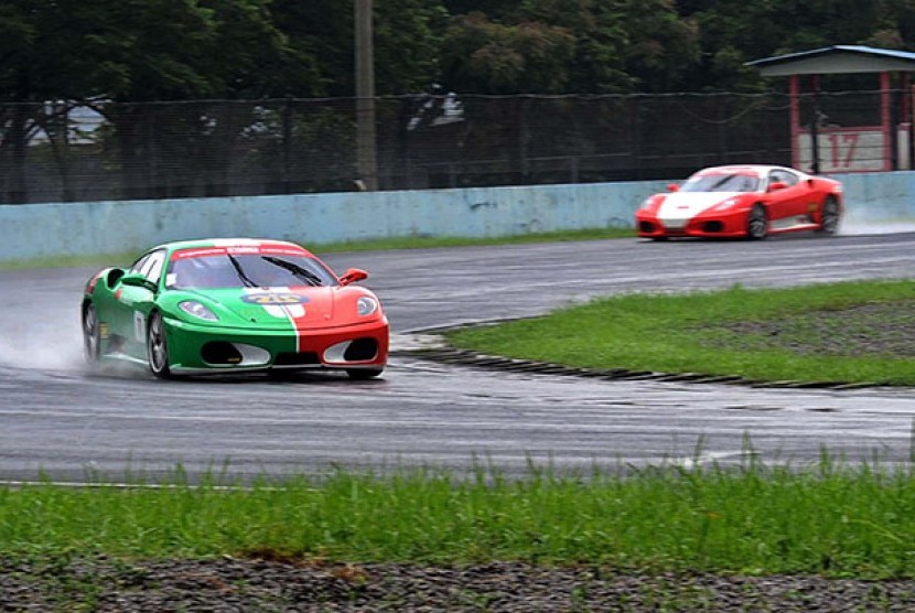 Test Drive Pembalap F3 asal Italia Antonio Blomquist (depan) memacu kendaraannya saat sesi percobaan mobil Ferrari F430 di Sirkuit Sentul, Jawa Barat, Selasa (28/1). juga diikuti pembalap F3 Sean Gelael (Indonesia) dan Tom Blomquist (inggris). Test Drive