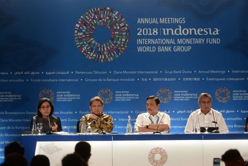 Tetang Pertemuan Tahunan IMF - Bank Dunia. Ketua Panitia Pertemuan Tahunan IMF - Bank Dunia Luhut Pandjaitan (kedua kanan) bersama Gubernur Bank Indonesia Perry Warjiyo, Menkominfo Rudiantara, dan Menkeu Sri Mulyani (dari kanan ke kiri) memberikan keterngan pers tentang Pertemuan Tahunan IMF - Bank Dunia di Nusa Dua, Bali, Senin (8/10). Pertemuan Tahunan IMF-World Bank Group 2018 yang diikuti oleh 189 negara peserta. Pada peremuan yang diadakan hingga hingga Ahad (14/10), jumlah peserta jauh melebihi target dari 22 ribu menjadi 34 ribu.