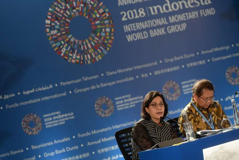 Tetang Pertemuan Tahunan IMF - Bank Dunia. Menkeu Sri Mulyani (kiri) menyampaikan keterangan pers tentang Pertemuan Tahunan IMF - Bank Dunia di Nusa Dua, Bali, Senin (8/10). Pertemuan Tahunan IMF-World Bank Group 2018 yang diikuti oleh 189 negara peserta. Pada peremuan yang diadakan hingga hingga Ahad (14/10), jumlah peserta jauh melebihi target dari 22 ribu menjadi 34 ribu.