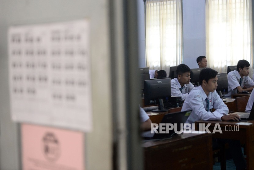 Siswa mengikuti ujian nasional berbasis computer (UNBK) di SMK 3 Yogyakarta, Senin (16/3). (ilustrasi)