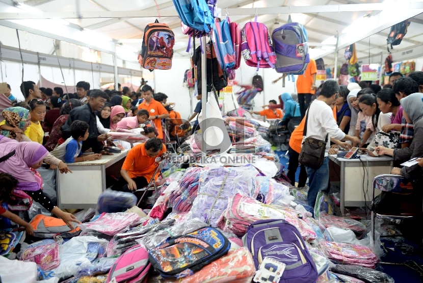 Tetap Dipadati Pengunjung. Pengunjung berburu keperluan sekolah di JakBook Fair 2015, Parkir Timur Senayan, Jakarta, Selasa (28/7).