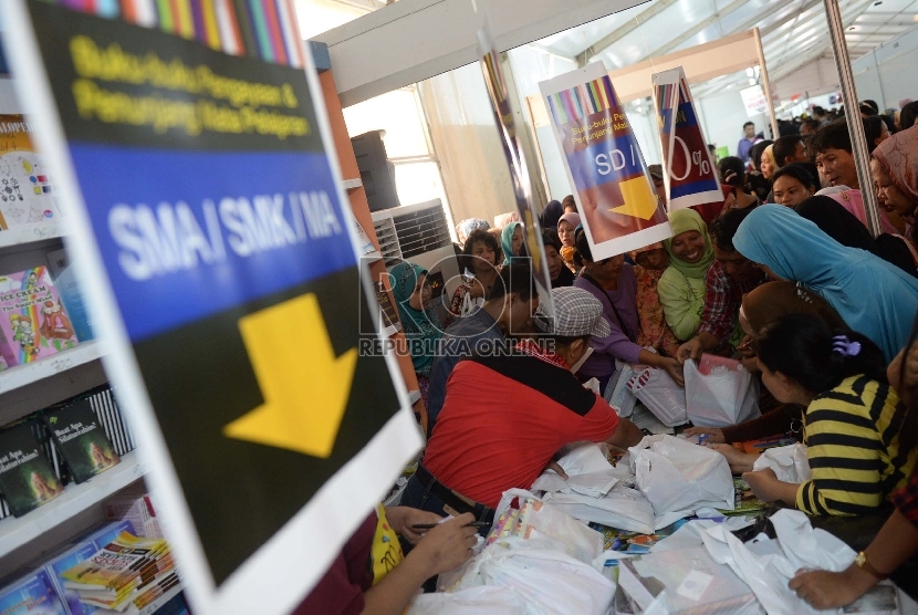 Tetap Dipadati Pengunjung. Pengunjung berburu keperluan sekolah di JakBook Fair 2015, Parkir Timur Senayan, Jakarta, Selasa (28/7).