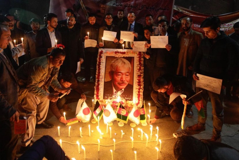 Warga Afghanistan menyalakan lilin sebagai bentuk penghormatan atas kematian Tetsu Nakamura. Tetsu Nakamura terinspirasi hijaukan gurun karena melihat kematian akibat kekeringan.