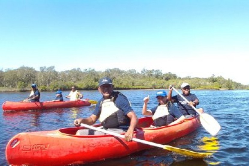  Tetua Aborijin menunjukkan Cagar Gumma kepada pelaku maritim Indonesia di Pesisir Utara Tengah, New South Wales. 