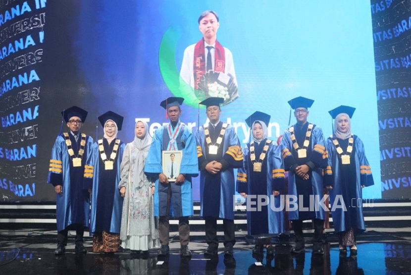 Tezar Adryan seharusnya hadir menerima gelarnya bersama teman-temannya. Namun ia wafat pada 19 Oktober 2025 akibat sakit. Ayahanda Tezar naik ke mimbar mewakili putranya.