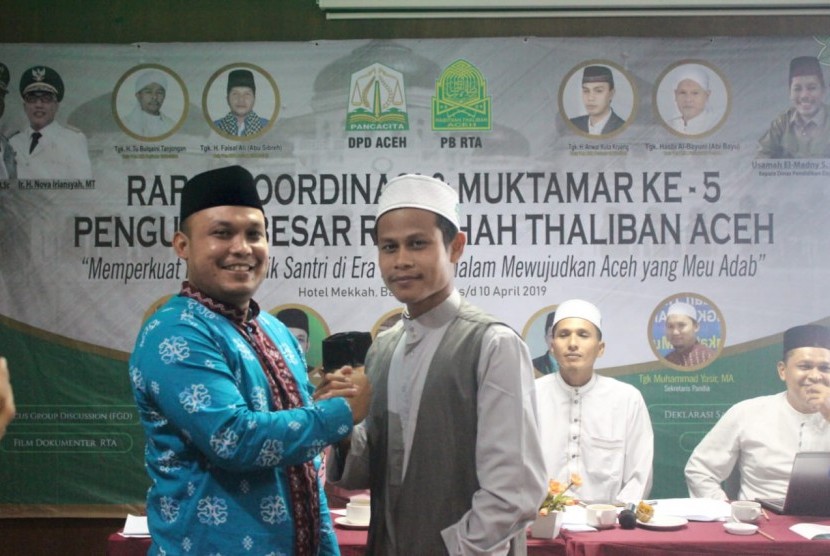 Tgk Marbawi Yusuf (berpeci hitam) bersalaman dengan Tgk Ismail Ismail M Husen seusai pemilihan Rais 'Am (ketua umum) Rabithah Thaliban Aceh (RTA) priode 2019-2022.