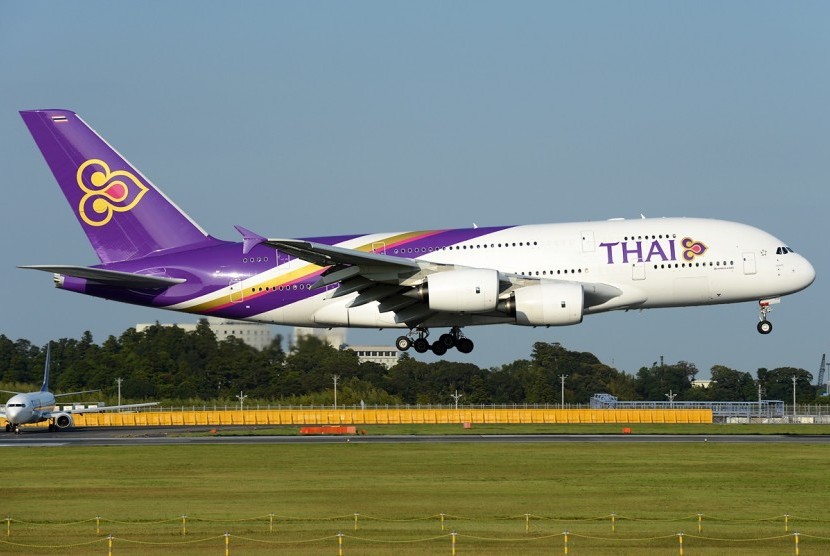 Maskapai penerbangan Thai Airways. Seorang penumpang yang mengalami serangan panik membuka pintu pesawat Thai Airways yang sedang take-off di bandara Chiang Mai, Thailand, Rabu (7/2/2024).