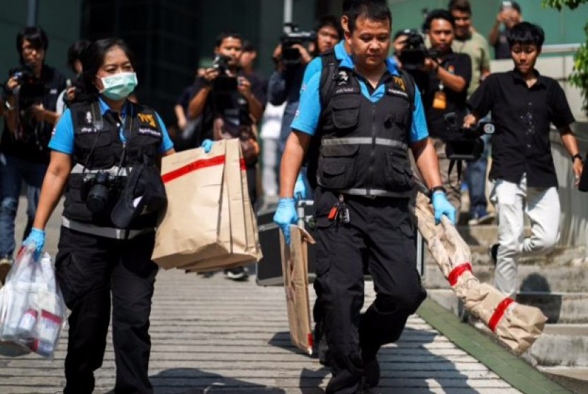 Thai forensic experts carry evidence as they leaves from a site of bomb blast at the Phramongkutklao Hospital, in Bangkok, Thailand, May 22, 2017. 