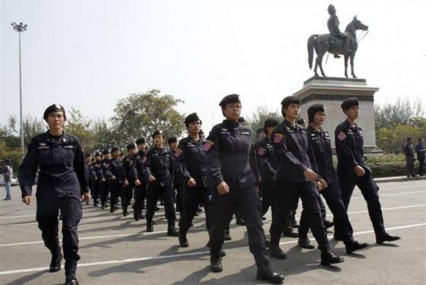 Thai police officers gather at the Royal Plaza near the Government House in Bangkok December 30, 2013.