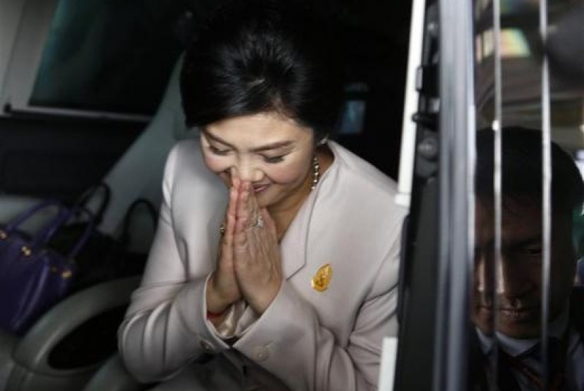 Thai Prime Minister Yingluck Shinawatra bids farewell after a news conference at The Army Club in Bangkok December 10, 2013. 
