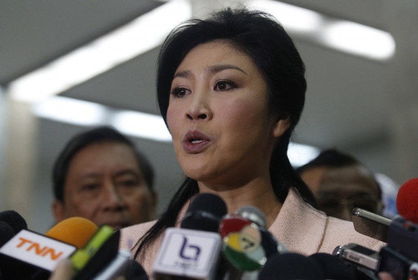 Thai Prime Minister Yingluck Shinawatra speaks to reporters following the declaration of a state of emergency in Bangkok January 21, 2014. 