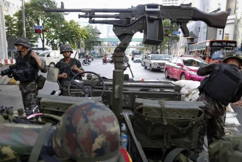 Thai soldiers take their positions in the middle of a main intersection in Bangkok's shopping district May 20, 2014.