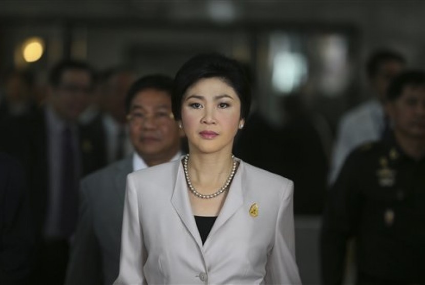 Thailand Prime Minister Yingluck Shinawatra arrives to talk to media after attending a Cabinet meeting in Bangkok, Thailand, Tuesday, Dec. 10, 2013.  