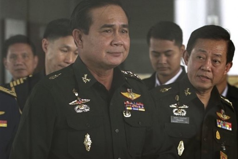 Thailand's Army commander Gen. Prayuth Chan-ocha, left, arrives at the Royal Thai Army Club in Bangkok, Thailand, Friday, June 13, 2014. 