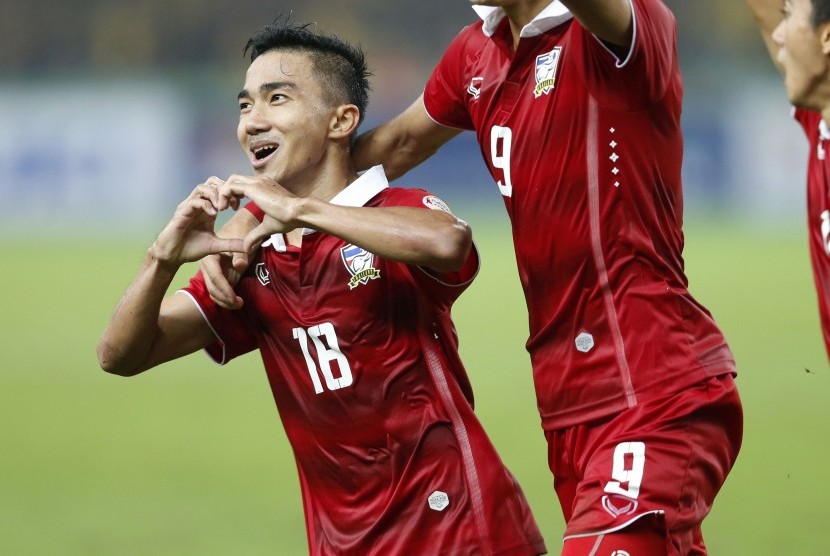 Thailand's Chanathip Songkrasin (L) celebrates after scoring the second goal against Malaysia during their Suzuki Cup final soccer match at Bukit Jalil stadium in Kuala Lumpur December 20, 2014.