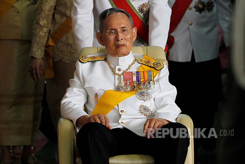 Raja Thailand Bhumibol Adulyadej saat pulang ke istananya di Bangkok seusai bertolak dari RS Siriraj Grand pada 5 December 2011 (REUTERS/Damir Sagolj)