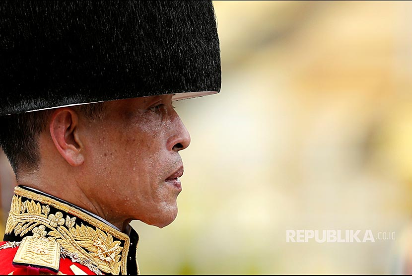 Maharaja Vajiralongkorn turut serta dalam prosesi pemakaman abu jenazah mendiang Raja Bhumibol Adulyadej di Bangkok. 