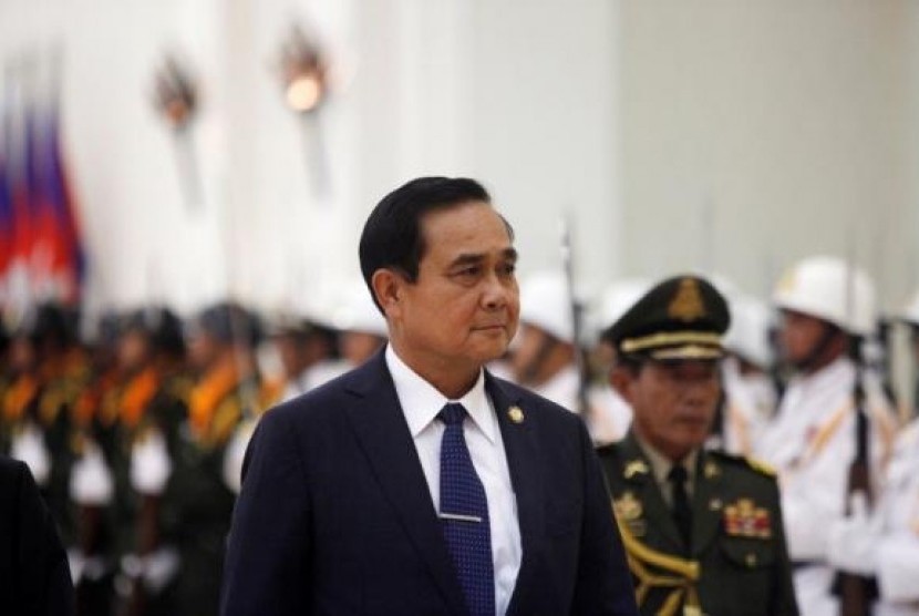 Thailand's Prime Minister Prayuth Chan-ocha inspects the honour guard before a meeting at the Prime Minister's office in Phnom Penh October 30, 2014.