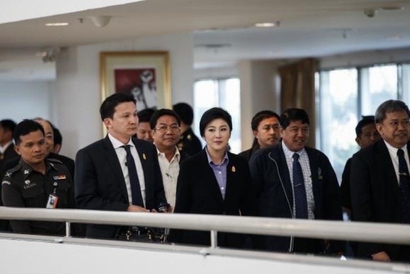 Thailand's Prime Minister Yingluck Shinawatra (center) leaves the Government Complex after a meeting with the Election Commission in Bangkok December 20, 2013.