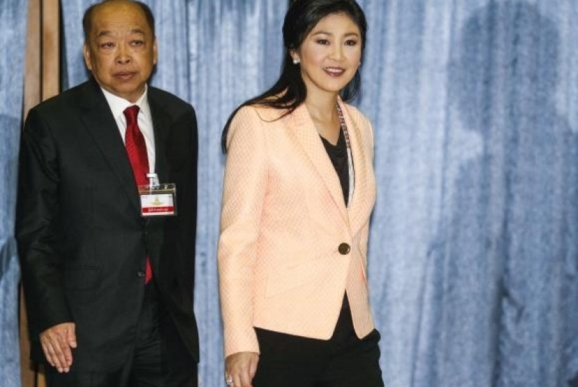 Thailand's Prime Minister Yingluck Shinawatra (right) and Deputy Prime Minister Surapong Tovichakchaikul arrive before a meeting with the Election Commission at the Royal Thai Air Force Academy in Bangkok April 30, 2014.