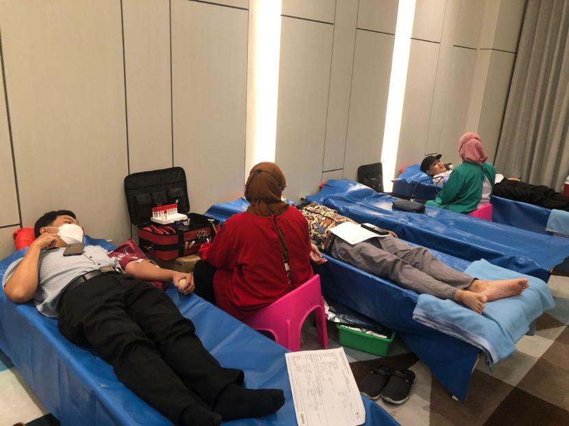  The 1O1 Hotel Jakarta Airport CBC mengadakan kegiatan yang berkaitan dengan Program Corporate Social Responsibility (CSR) yaitu donor darah dalam rangka menyambut HUT RI ke-77. 
