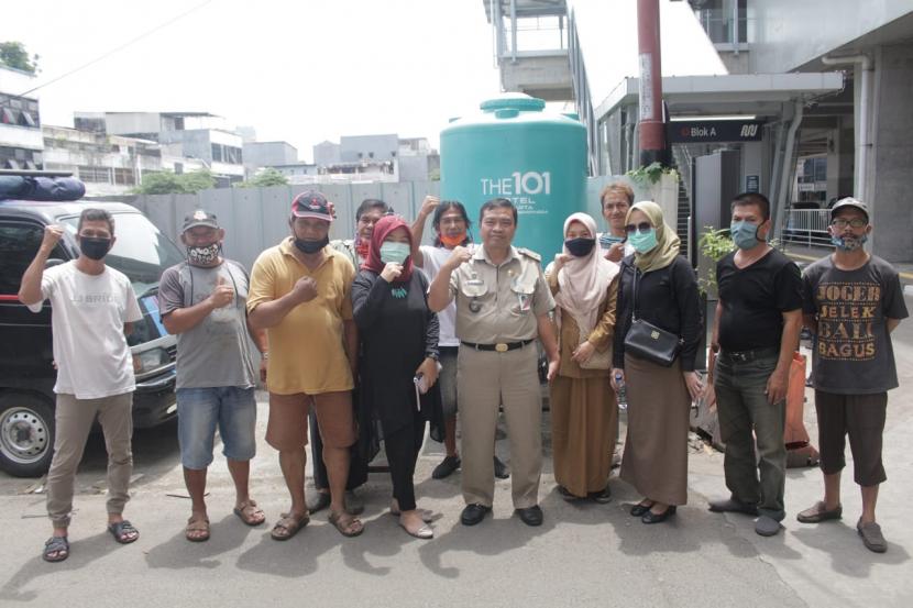 THE 1O1 Jakarta Sedayu Darmawangsa menyerahkan fasilitas cuci tangan untuk warga Pulo, Kebayoran Baru.