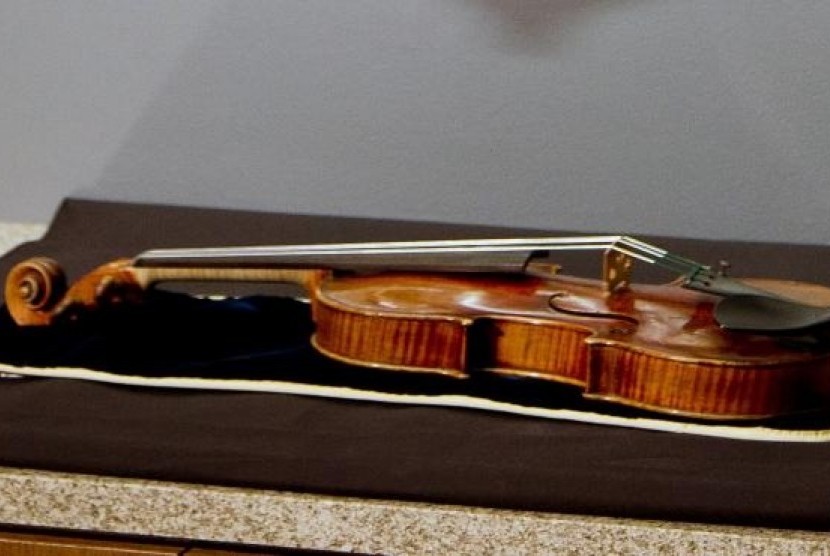 The 300-year-old Stradivarius violin taken from the Milwaukee Symphony Orchestra's concertmaster in an armed robbery is on display for the media after it was recently recovered, in Milwaukee, Wisconsin February 6, 2014.