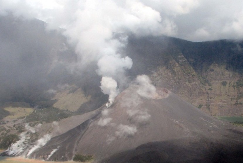 The activities at the crater of Mount Barujari in Lombok, East Nusa Tenggara.