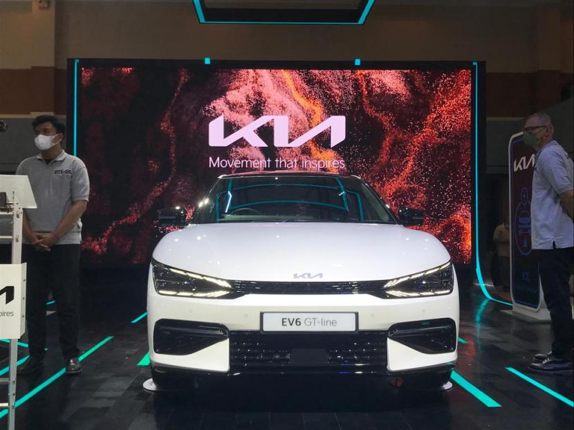 Mobil listrik All New Kia EV6 ditampilkan di booth KIA ajang Gaikindo Jakarta Auto Week (GJAW) 2023, yang berlangsung di Jakarta Convention Center (JCC), Jakarta mulai 10 hingga 19 Maret 2023. 