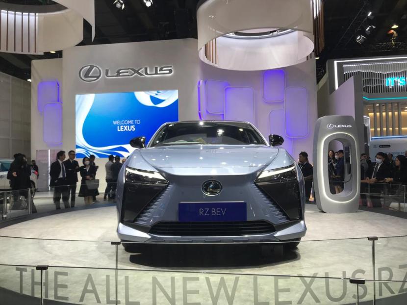 All New Lexus RZ yang berteknologi mobil listrik murni (battery electric vehicle/BEV) untuk pertama kalinya diperkenalkan untuk kinsmen di Indonesia melalui ajang GJAW 2023.