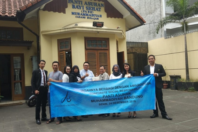 The Amaroossa Hotel Bandung memberikan bantuan kepada anak-anak di Panti Asuhan ‘Bayi Sehat’ Muhammadiyah Bandung, belum lama ini.