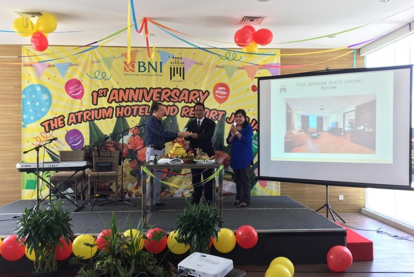 The Atrium Hotel and Resort Yogyakarta menggelar acara potong tumpeng dan doa bersama di Lumbung Restaurant, Kamis (22/12).