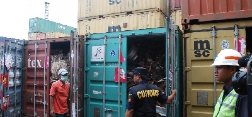 The authority unloads containers contain hazardous substance in Tanjung Priok, Jakarta.