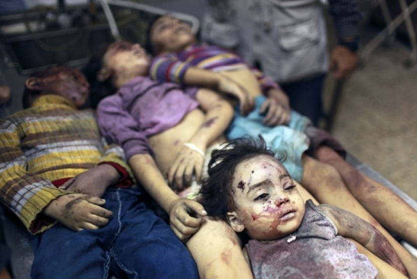 The bodies of four Palestinian sibling children of the al-Dalo family, who were killed in an Israeli air strike, lie on a hospital morgue in Gaza City November 18, 2012.