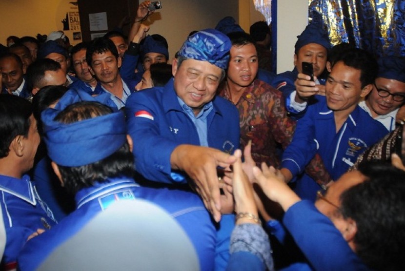 The cadres of Democratic Party choose Susilo Bambang Yudhoyono (center) in acclamation as their new general chairman in an extraordinary meeting in Denpasar, Bali, on March 30. 