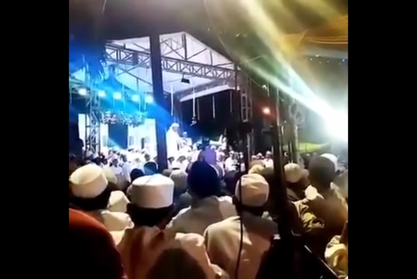 With evidence a video that lasted in 21 seconds that spread via social media, PMKRI reported Habib Rizieq to the Jakarta Metro Police for allegedly harassing the Christian while giving a sermon. 