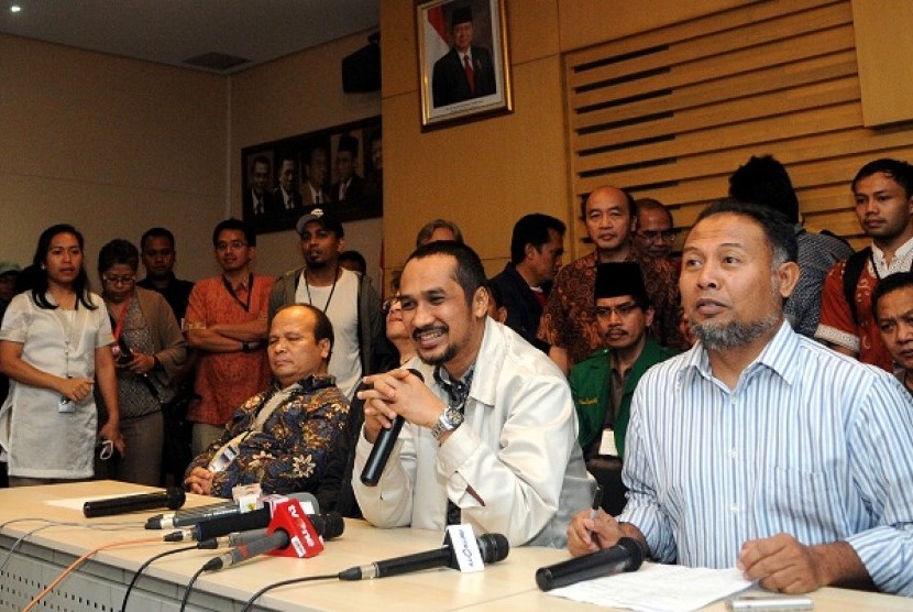 The chairman of Indonesian Corruption Eradication Commission or KPK, Abraham Samad (center) holds a press conference during the standoff when some police officers try to arrest one of KPK investigator in Jakarta on early Saturday. KPK accuses the attempt is a part of criminalization towards their institution. 